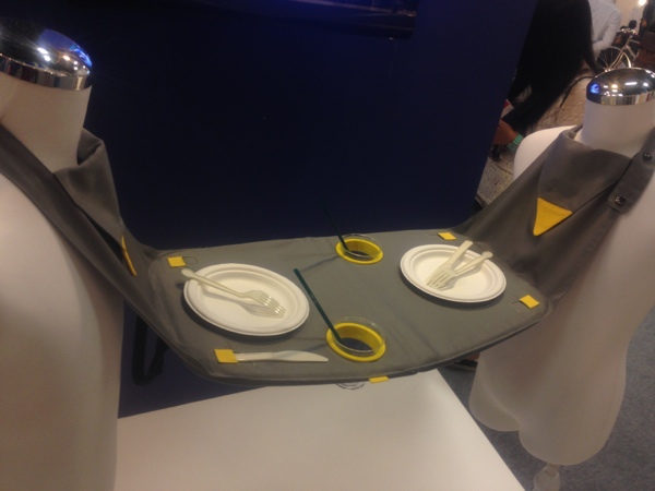 屋外でも使える対面の簡易式テーブル「Napkin Table 餐巾桌」