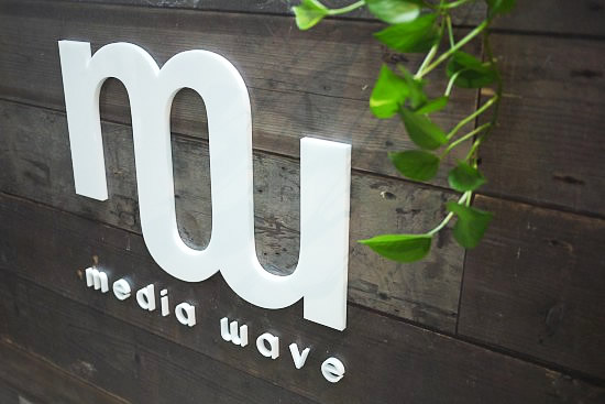 TJ mediawaveオフィス内装のロゴ
