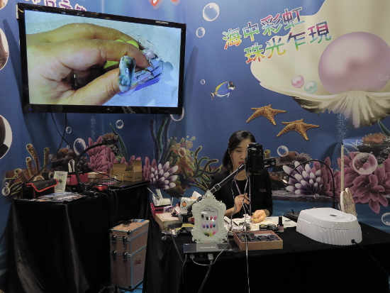 ネイルアートの実演。