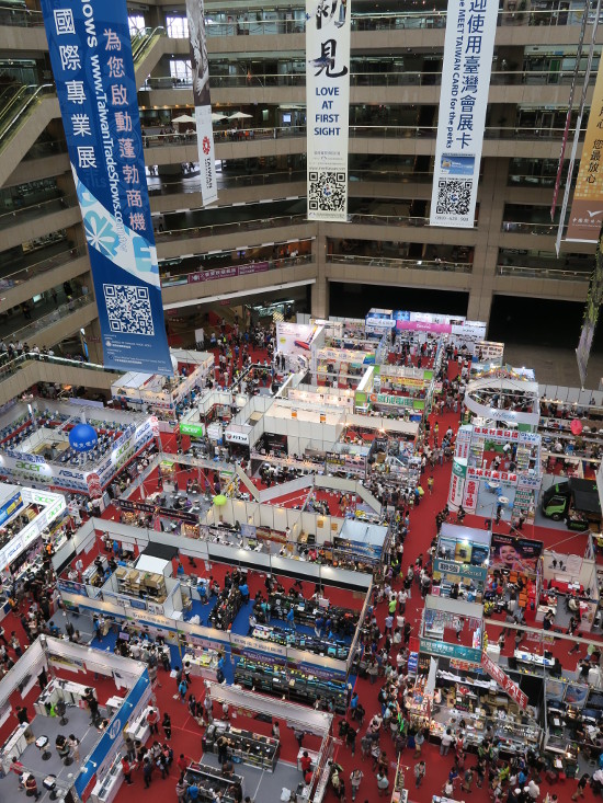会場を貿易センタービル5階から俯瞰