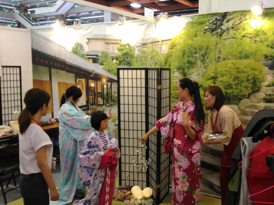 静岡県の旅館による着物の着付け体験