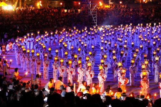 山鹿灯篭祭りの様子(引用:http://hanabi.yahoo.co.jp/detail/ac1043si187829/)